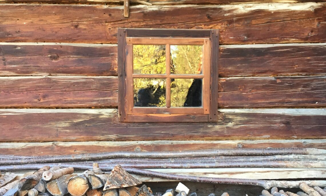 Holz an Holzhütte